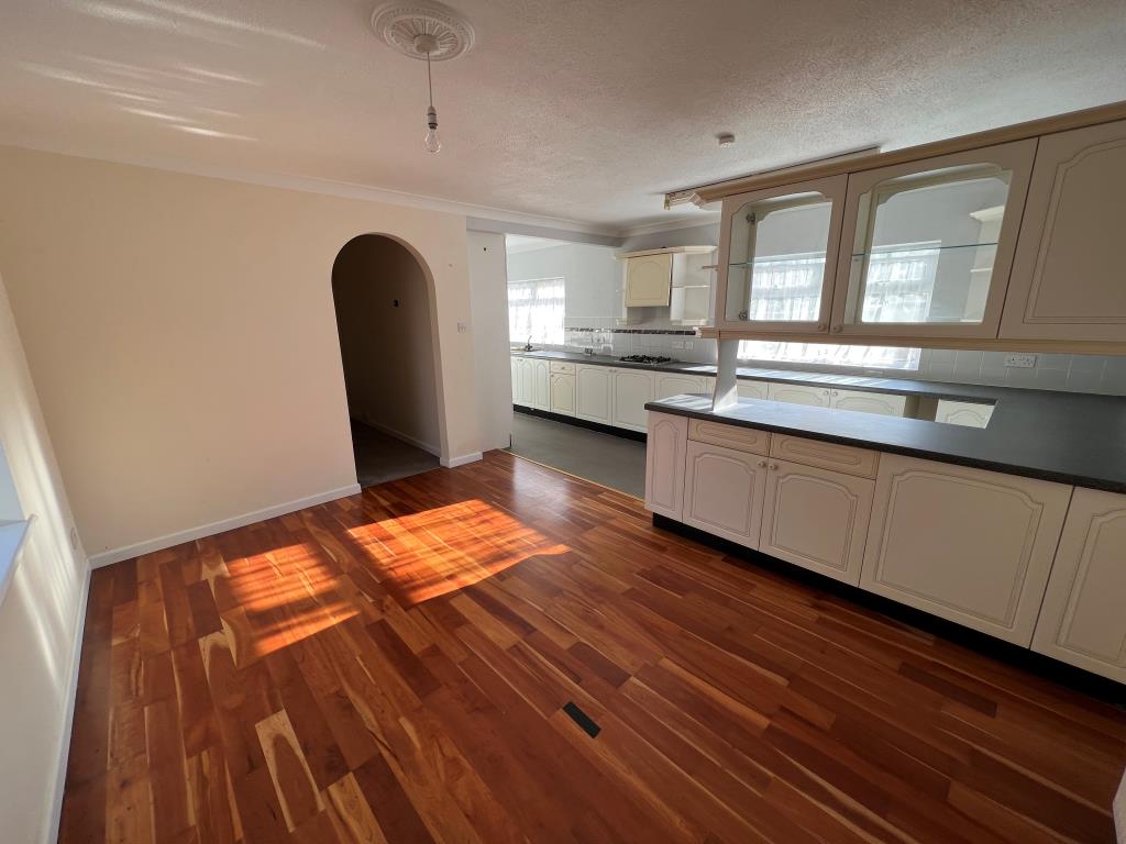 Lot: 64 - FREEHOLD TOWN CENTRE BUILDING ARRANGED AS TWO FLATS - Ground Floor Flat Kitchen/Dining Room